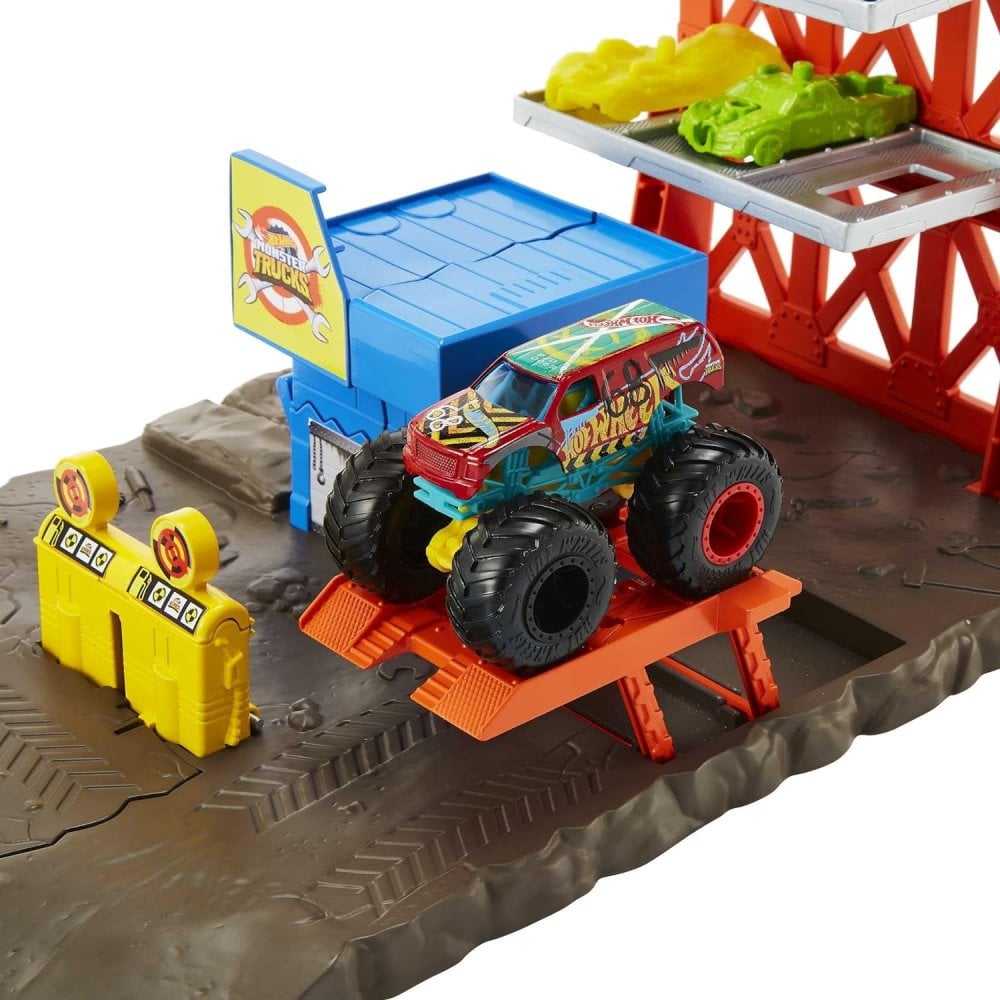Monster Trucks, Playset with 1:64 Scale Demo Derby and 3 Crushable Toy Cars