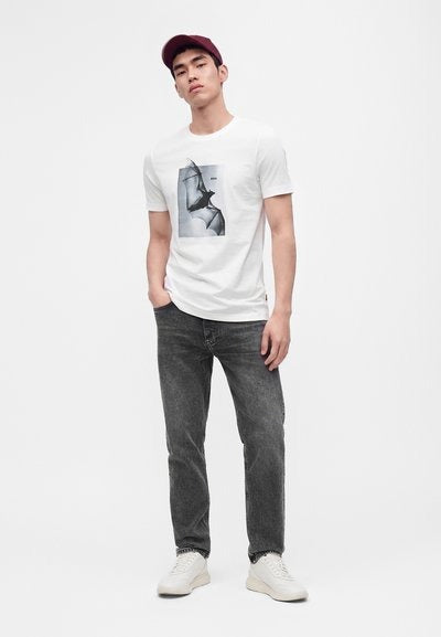 Te_Being Graphic T-Shirt